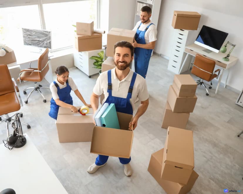 Déménageurs emballant cartons et meubles dans les règles de l'art