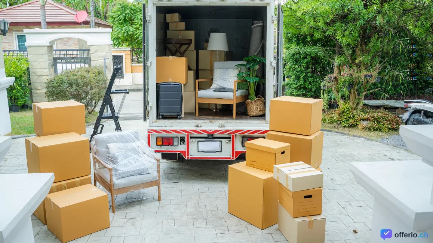 Entreprise de déménagement professionnelle sortant un canapé d'un appartement en Suisse